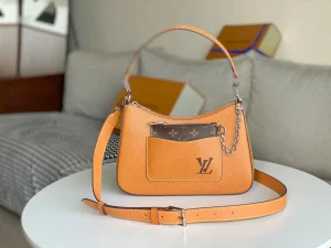 Louis Vuitton Size: 25 x 15 x 8 cm