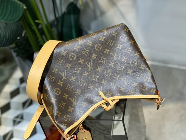 Louis Vuitton size: 29*12*24cm