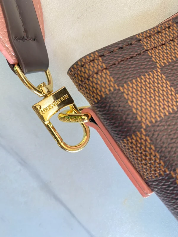 Louis Vuitton Size: 28X28X14cm Pocket 43cm