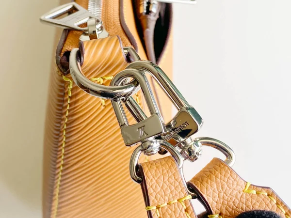Louis Vuitton Size: 25 x 15 x 8 cm