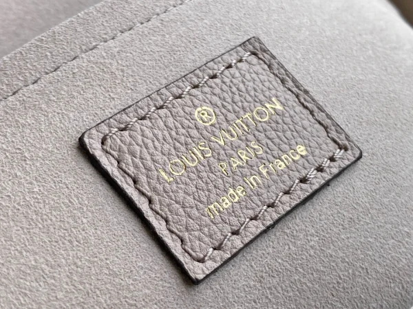 Louis Vuitton Size: 19 x 13 x 8 cm