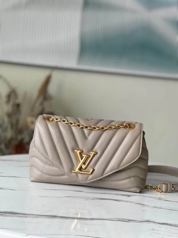 Louis Vuitton Size: 24x14x9cm