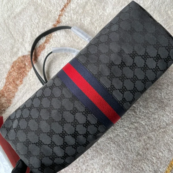 Balenciaga Model 680125 Size: 38*28*14