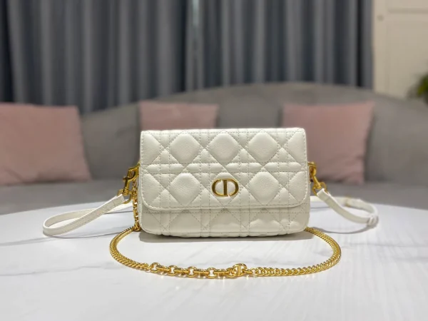 Caro Chain Clutch Size:17.5*10.5*5 cm