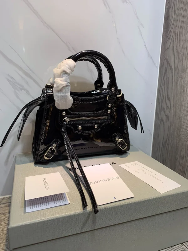 Black Size: 22cm
