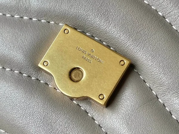 Louis Vuitton Size: 24x14x9cm