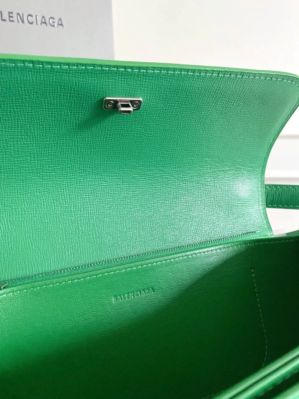 Crossbody Size: 23.5x12.4x10.4cm