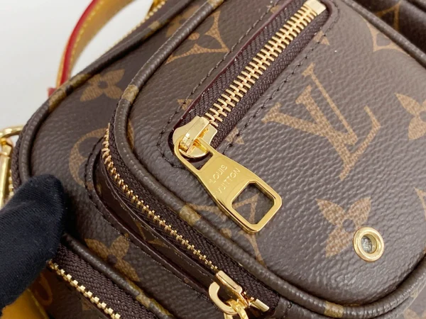 Louis Vuitton Size: 18 x 11 x 10 cm