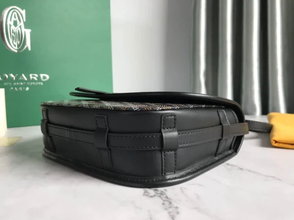 Belvdre Single Strip Messenger Bag Model: GY020198 Size: 21*16cm