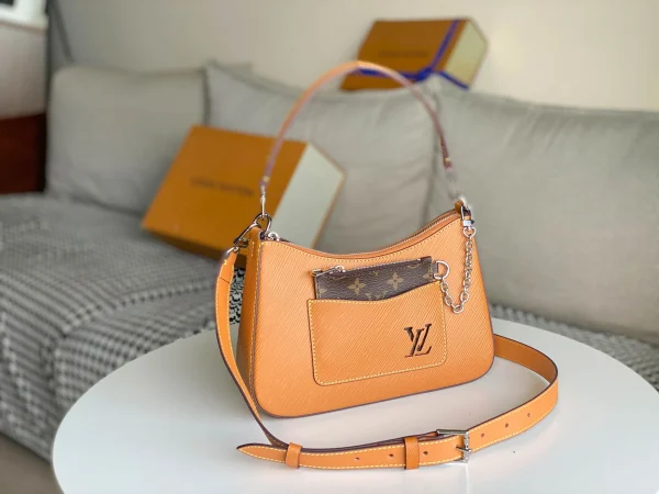 Louis Vuitton Size: 25 x 15 x 8 cm
