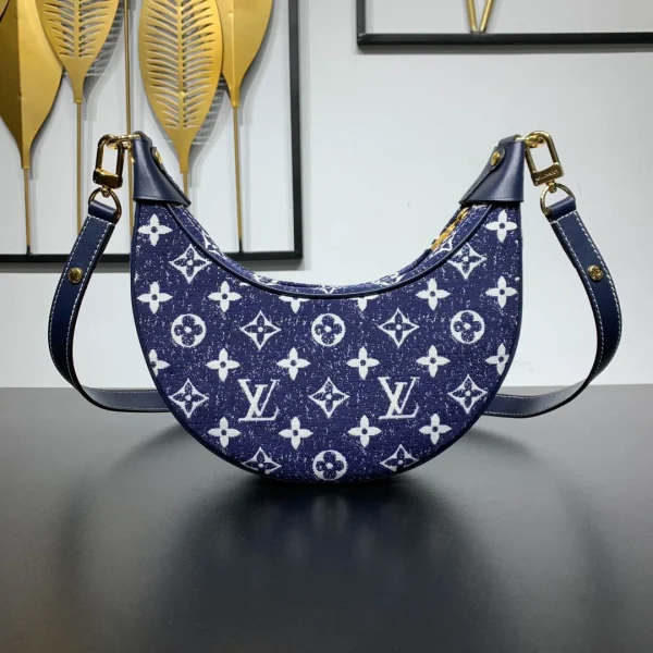 Louis Vuitton Size: 23 x 13 x 6 cm