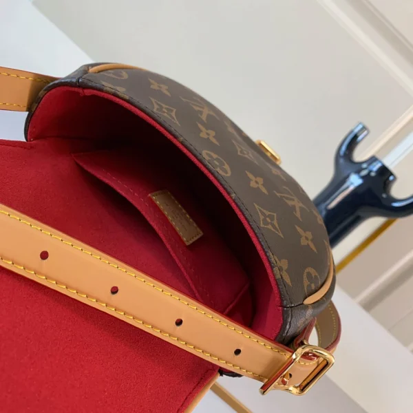 LV Model: M44860 Size 18*15*8cm