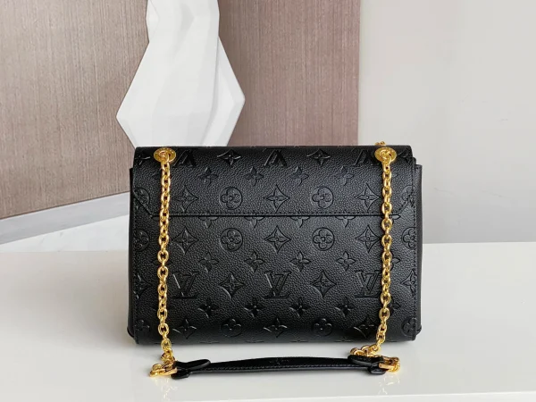 Louis Vuitton Size: 25.0 x 17.0 x 9.5 cm