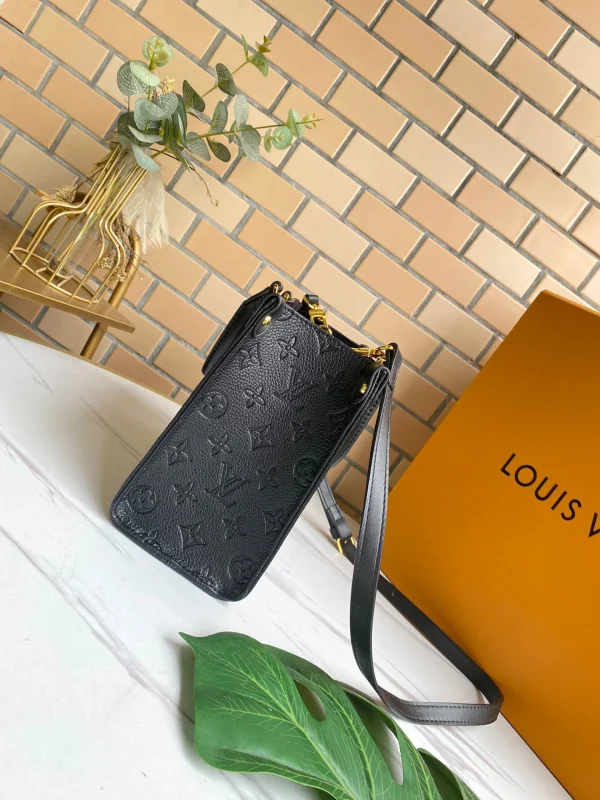 Louis Vuitton Size: 25 x 19 x 11.5 cm