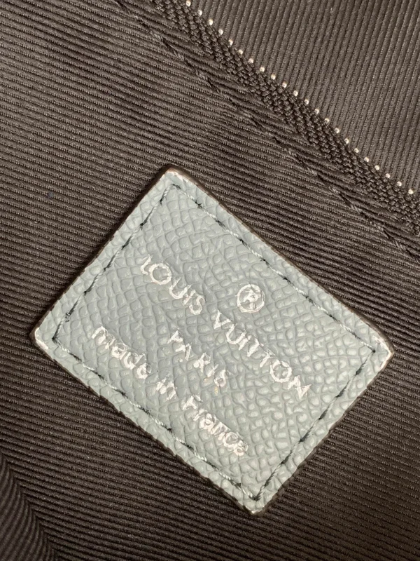 Louis Vuitton Size: 28.3 x 18.3 x 4.3 cm