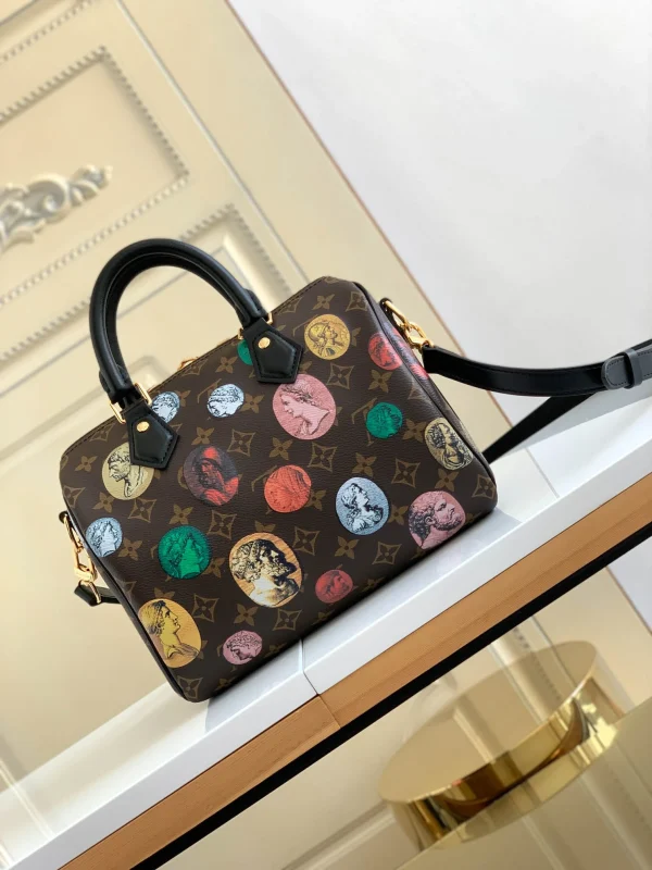 Louis Vuitton Size: 25.0 x 19.0 x 15.0 cm