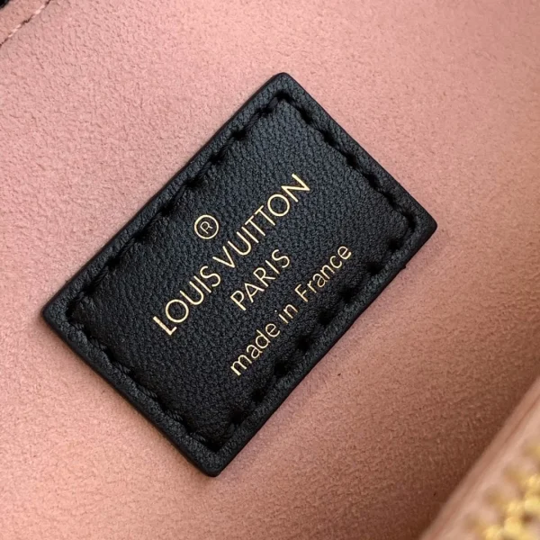 Louis Vuitton Item No.: M57790 Size: 26x20x12cm