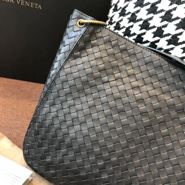 BV Briefcase Size: 33cm Black