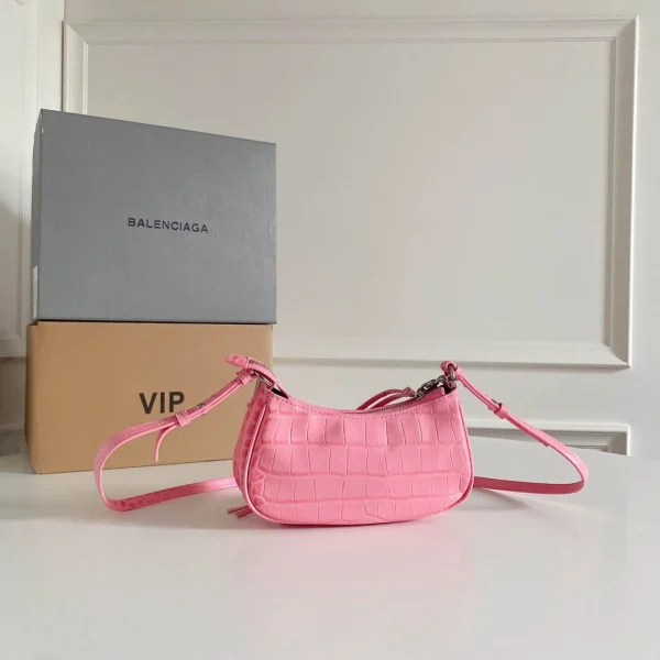 Crossbody bag Size: 20*11*4CM