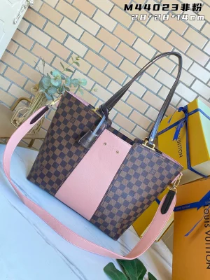 Louis Vuitton Size: 28X28X14cm Pocket 43cm