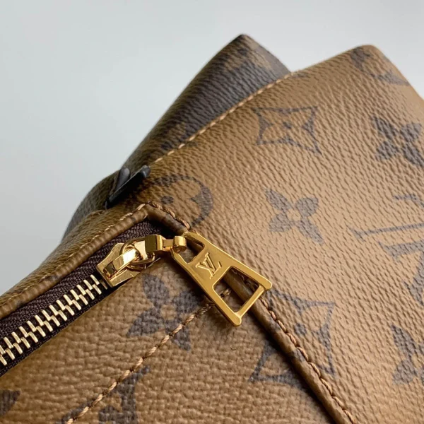 LV Model: M44872 Size:17x22x10cm