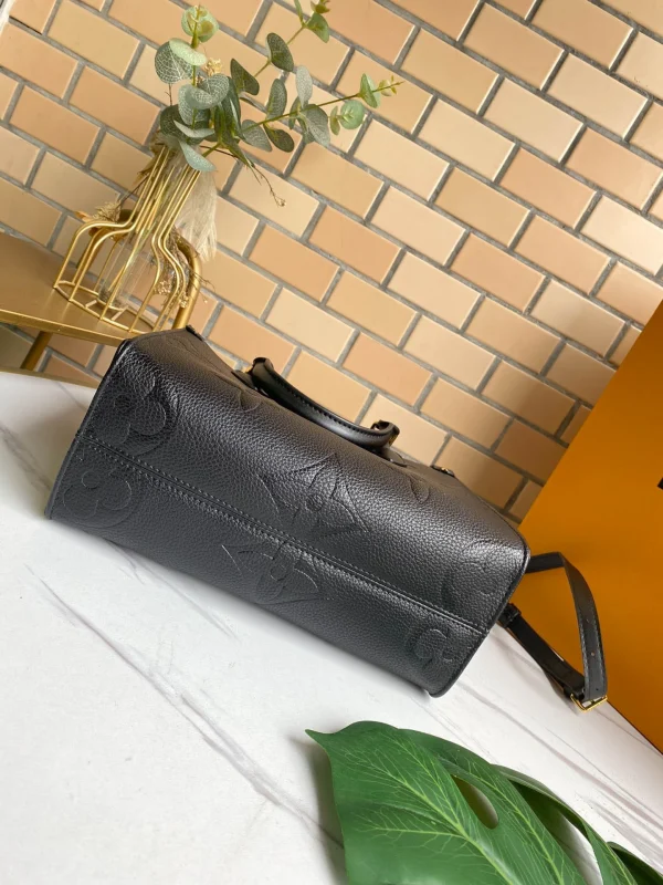 Louis Vuitton Size: 25 x 19 x 11.5 cm
