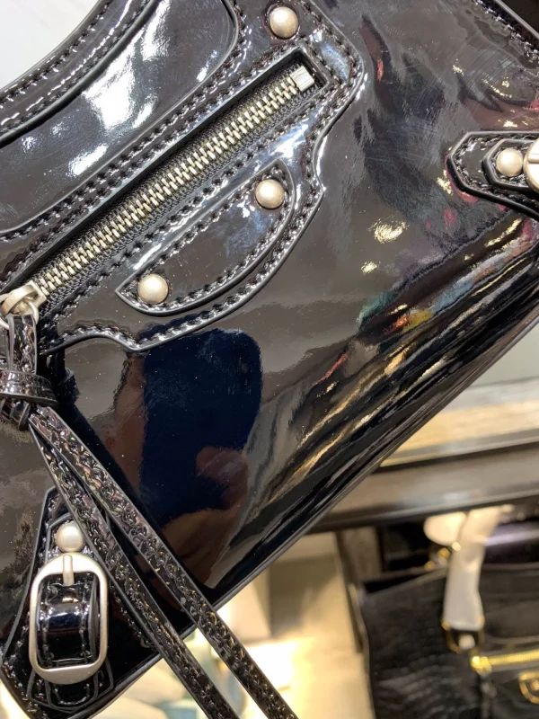 Black Size: 22cm