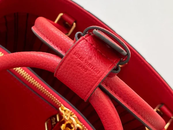 Louis Vuitton size: 33x23x15cm
