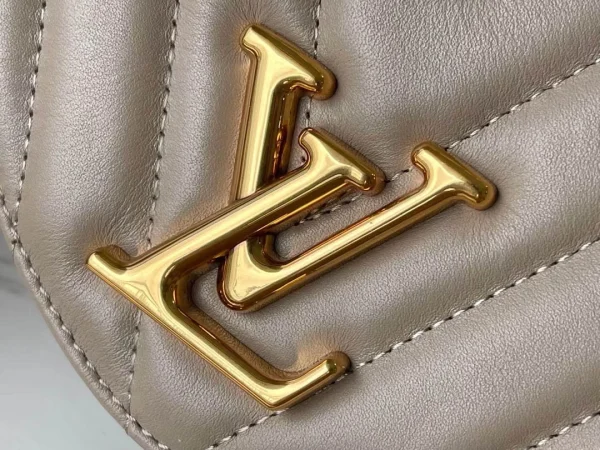 Louis Vuitton Size: 24x14x9cm