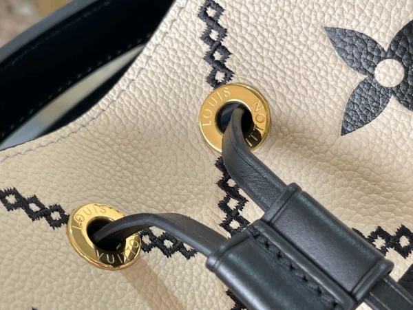 Louis Vuitton Size: 20 x 20 x 13 cm