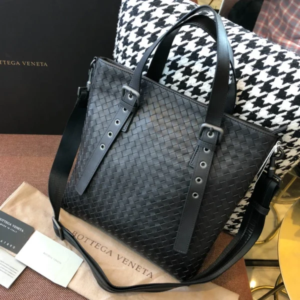 BV Briefcase Size: 30cm Black