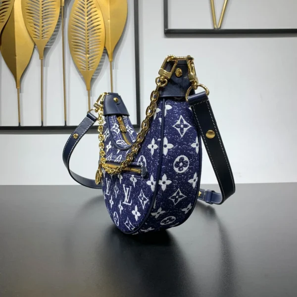 Louis Vuitton Size: 23 x 13 x 6 cm