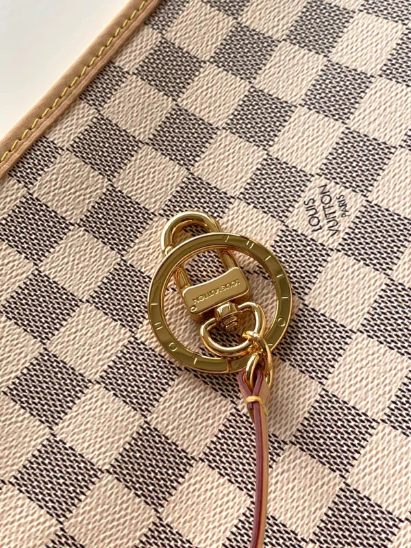Louis Vuitton Size: 46 x 32 x 24 cm