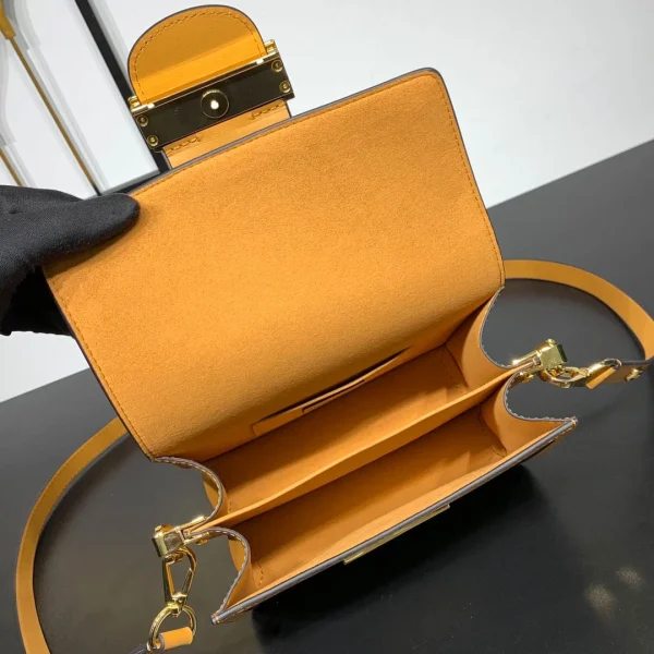 Louis Vuitton Size: 20 x 15 x 9 cm
