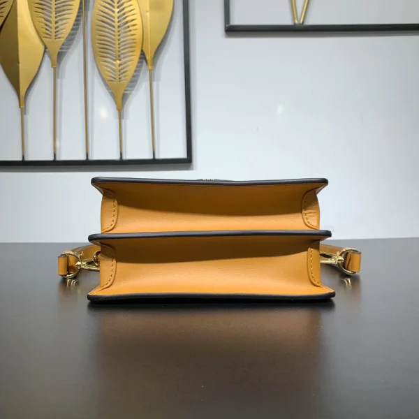 Louis Vuitton Size: 20 x 15 x 9 cm