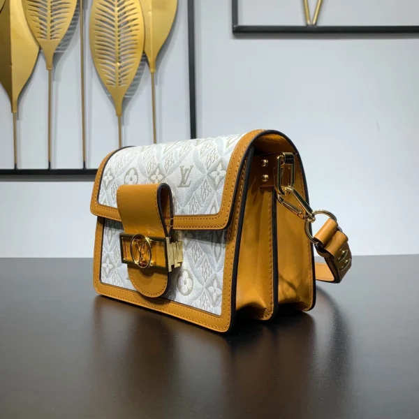 Louis Vuitton Size: 20 x 15 x 9 cm