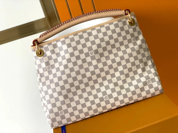 Louis Vuitton Size: 46 x 32 x 24 cm