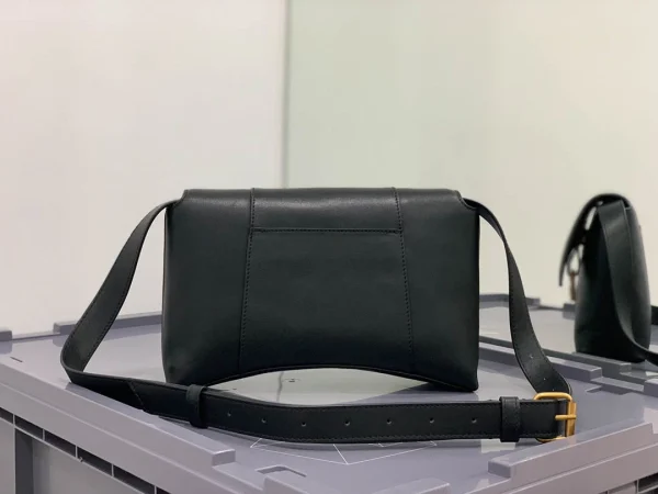 Hourglass bag Model: 671355 Size: 25.5x6x16cm