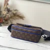 Louis Vuitton Size: 22 x 18 x 8 cm