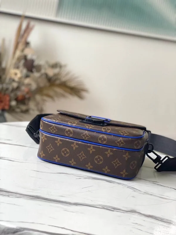 Louis Vuitton Size: 22 x 18 x 8 cm
