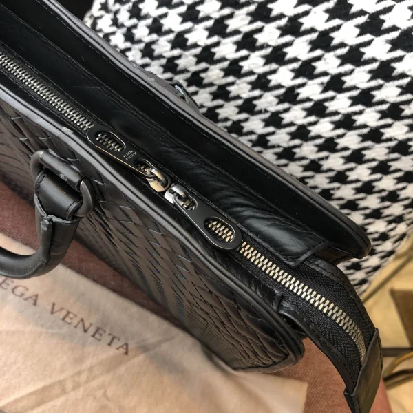 BV Briefcase Size: 39cm Black
