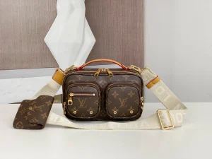Louis Vuitton Size: 18 x 11 x 10 cm