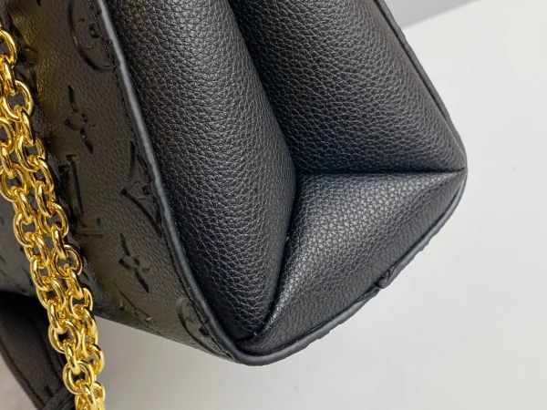 Louis Vuitton Size: 25.0 x 17.0 x 9.5 cm