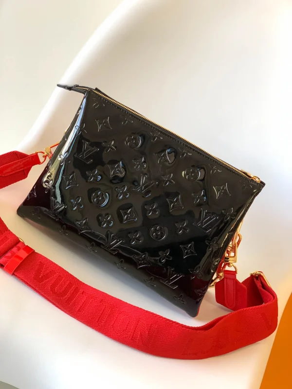 Louis Vuitton Size: 26 x 20 x 12 cm