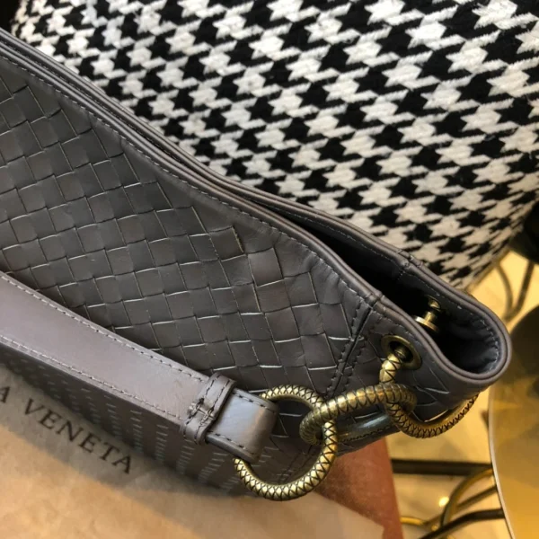 BV Briefcase Size: 33cm Grey