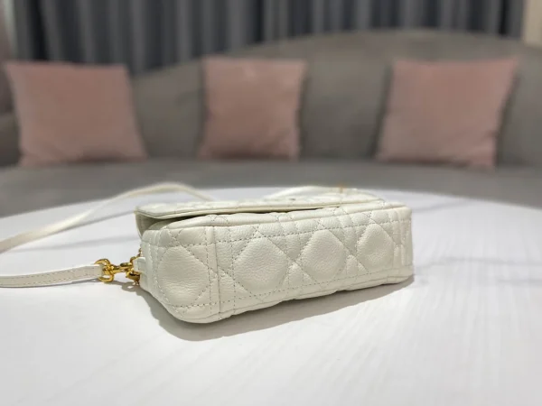 Caro Chain Clutch Size:17.5*10.5*5 cm