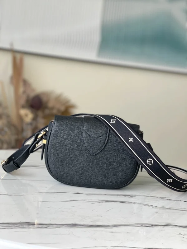 Louis Vuitton Size: 21 x 15 x 6.5 cm