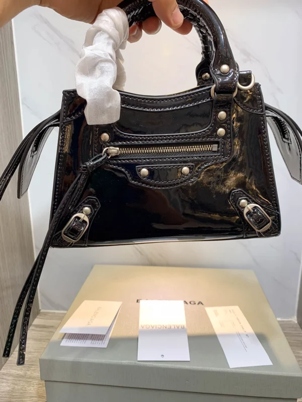 Black Size: 22cm