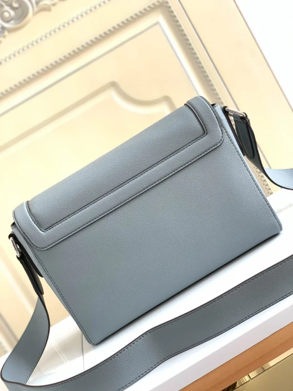 Louis Vuitton Size: 28.3 x 18.3 x 4.3 cm