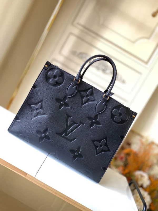 Louis Vuitton Size: 41.0 x 34.0 x 19.0 cm